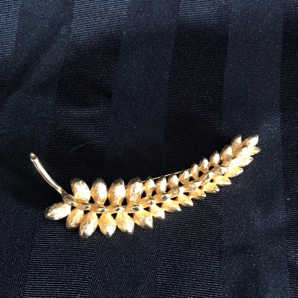 Vtg Gold Tone Leaf Brooch - Picture 4 of 8